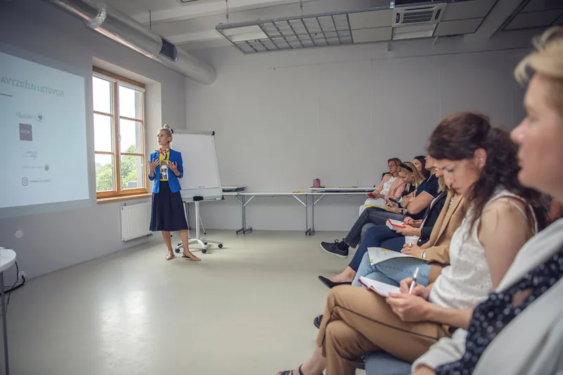 Olga Kairienė veda mokymus organizacijos komandai
