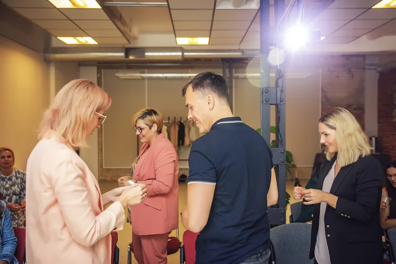 Olga Kairienė kalba auditorijai mokymuose